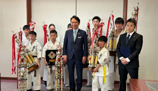 新極真会福岡支部8選手が全国大会での好成績を武内市長に報告